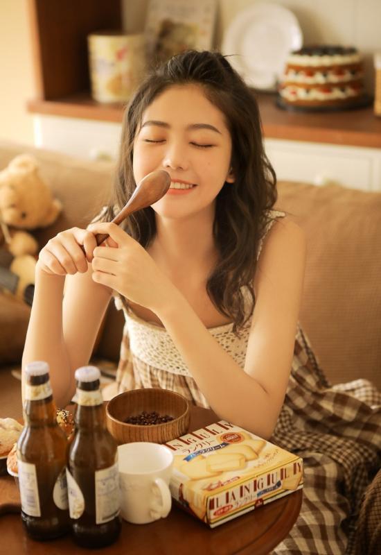 为了升职请张行到家里吃饭 张行感觉很满意